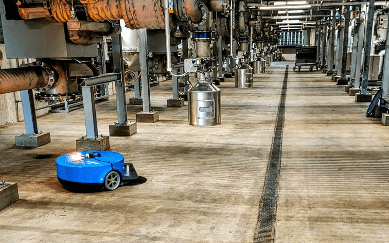 Ein Industrie-Saugroboter reinigt eine Halle.